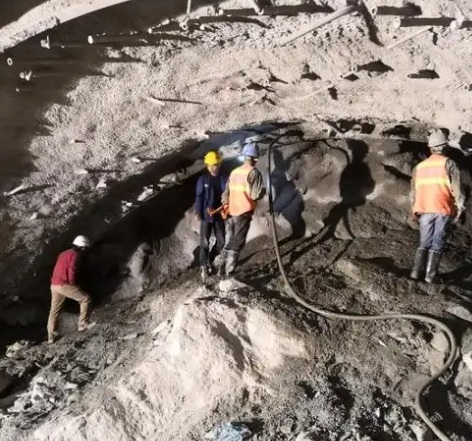 文教镇拱顶带模注浆料的施工流程及注意事项